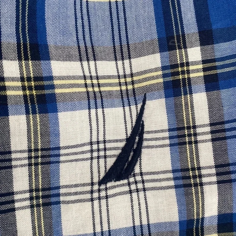 Nautica plaid button down shirt size XL blue long sleeve preppy shirt